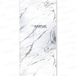 Panel decorativo blanco con vetas plateadas | Interior luminoso