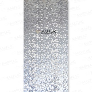 Diseño moderno y elegante para interiores con la placa prisma plata