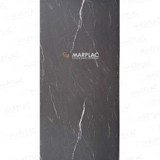 Crea una pared con carácter con la placa negro carbono mate