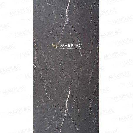 Crea una pared con carácter con la placa negro carbono mate