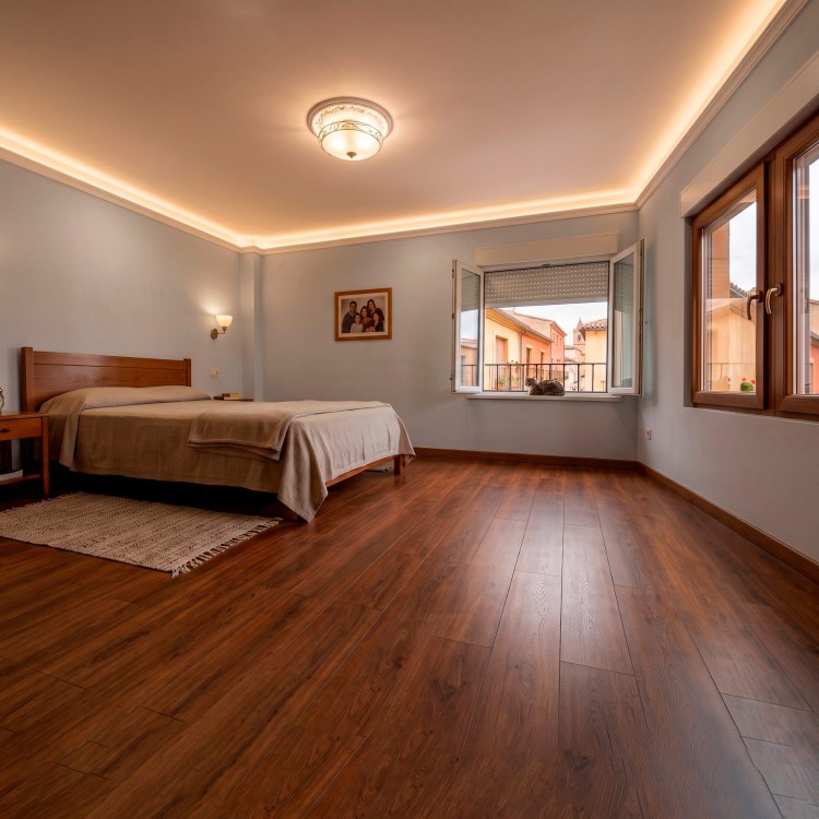 Suelo spc ébano efecto madera para interiores con personalidad